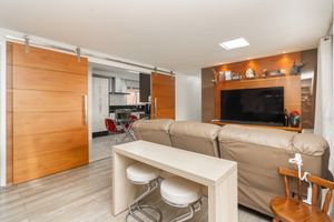 Image 8 - 882483