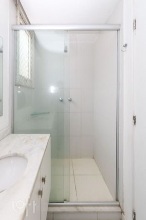 Image 21 - 882504