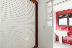 Image 9 - 882523