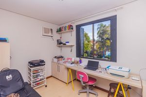 Image 18 - 882526
