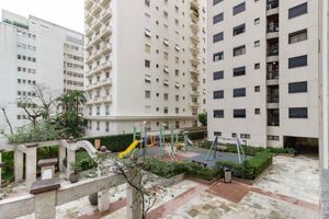Image 19 - 882528
