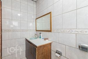 Image 18 - 882529