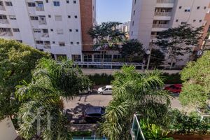 Image 6 - 882540