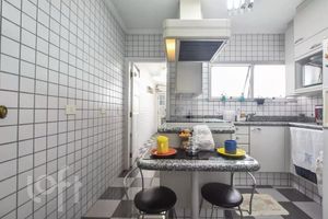 Image 8 - 882555