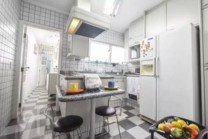 Image 7 - 882555