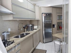 Image 18 - 882567