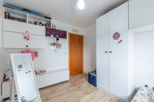 Image 10 - 882579