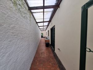 Image 12 - 882596