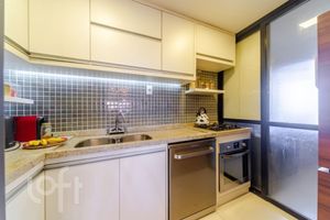 Image 11 - 882627