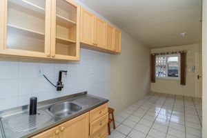 Image 17 - 882682