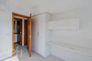 Image 15 - 882686