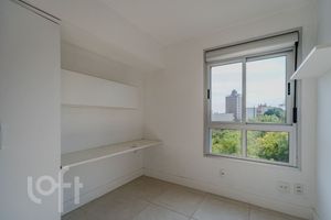Image 14 - 882686