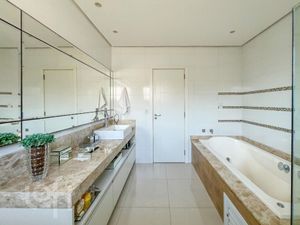 Image 17 - 882687
