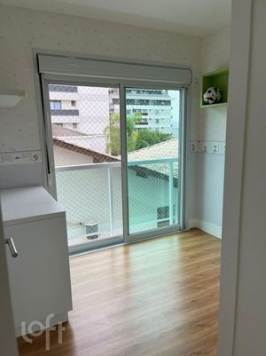 Image 6 - 882689