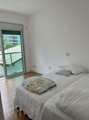 Image 18 - 882689