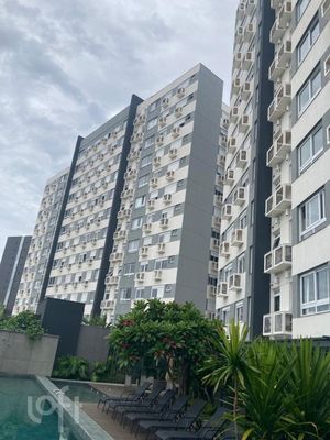 Image 17 - 882692