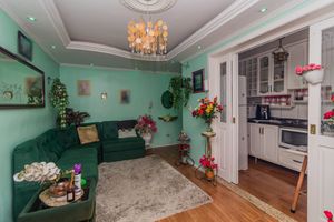 Image 4 - 882695