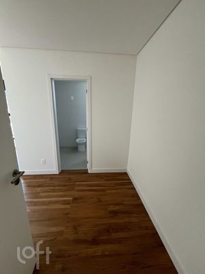 Image 19 - 882696