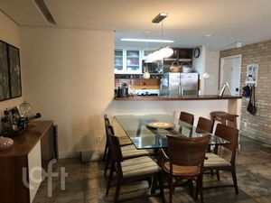 Image 10 - 882720