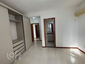 Image 12 - 882744