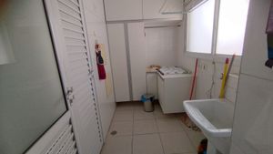 Image 12 - 882745