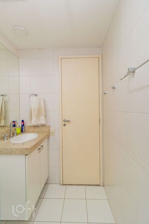 Image 9 - 882805