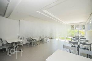 Image 29 - 882811