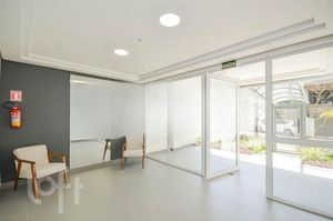 Image 21 - 882811