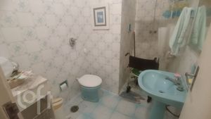 Image 18 - 882817