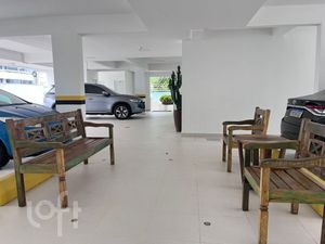 Image 16 - 882818