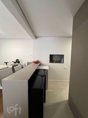 Image 10 - 882822
