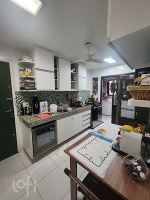 Image 5 - 882844