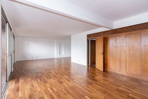 Image 8 - 882847
