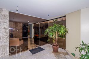 Image 38 - 882906