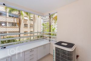 Image 8 - 882907