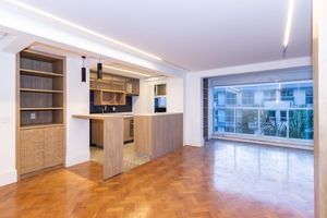 Image 1 - 882912