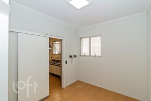 Image 31 - 882925