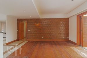 Image 7 - 883003