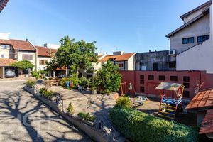 Image 52 - 883028