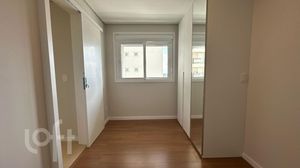 Image 11 - 883040