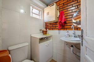 Image 31 - 883100