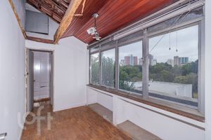 Image 33 - 883120