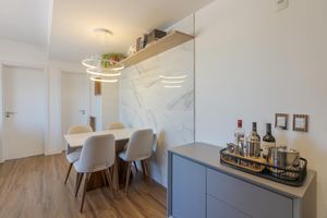 Image 1 - 883133