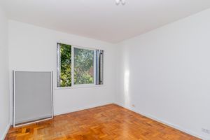 Image 10 - 883162