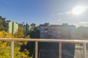 Image 10 - 883200