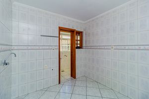 Image 16 - 883200