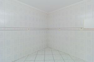 Image 17 - 883200