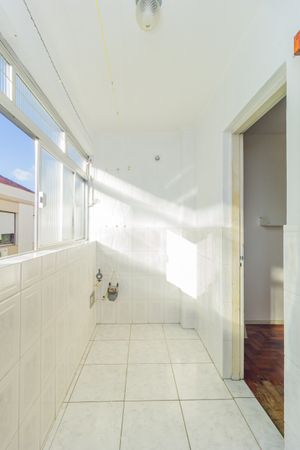 Image 21 - 883200