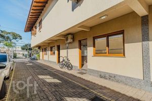 Image 8 - 883227