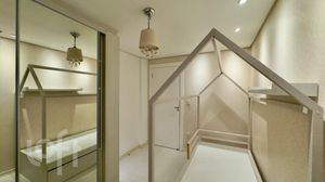 Image 10 - 883236